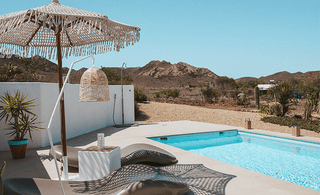 Cómo decorar un patio con piscina